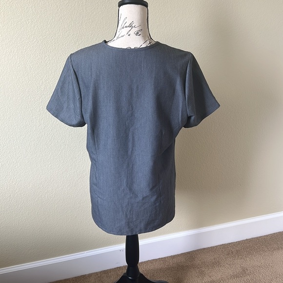 Bundle Figs charcoal gray V-neck scrub top & matching scrub pants, size medium. - Picture 4 of 7